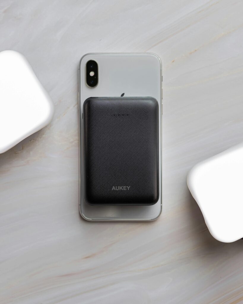 スマホの上に置かれたモバイルバッテリー